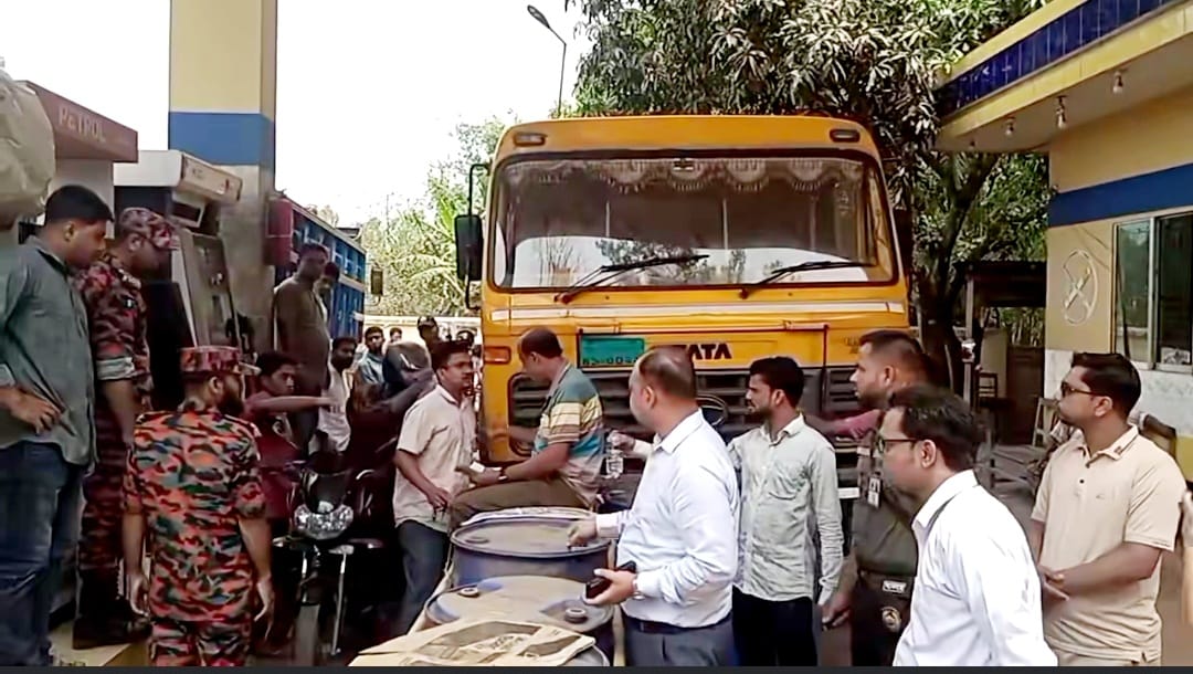 একই পাম্পে বারবার তেল নেওয়ায় তিনজনকে জরিমানা